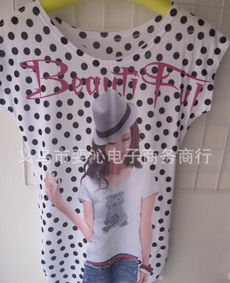 夏日地攤熱銷首選 女式印花圓領短袖T恤，廠家一手貨源與搭配飾品推薦